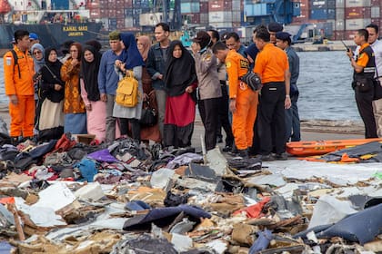 Amigos y familiares con los restos hallados en el mar