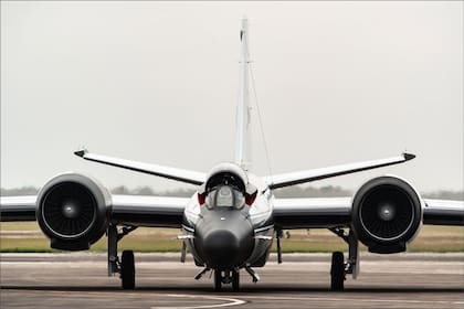 El avión de la NASA está equipado con cuatro cámaras que pueden tomar imágenes de alta resolución de la corona del Sol