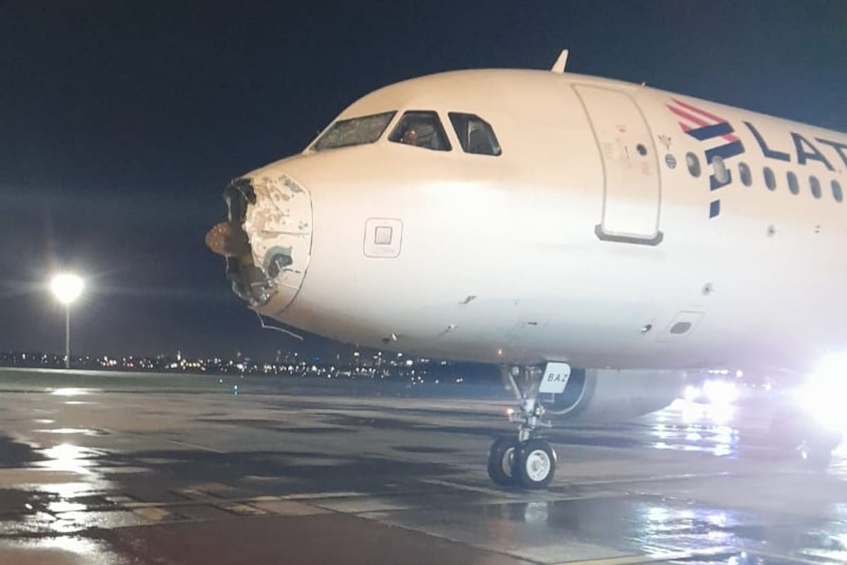 El avión de Latam aterrizó con la parte de adelante arrancada y un motor menos