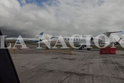 El avión de Pdvsa, al lado del Tango 04, en el Aeroparque metropolitano