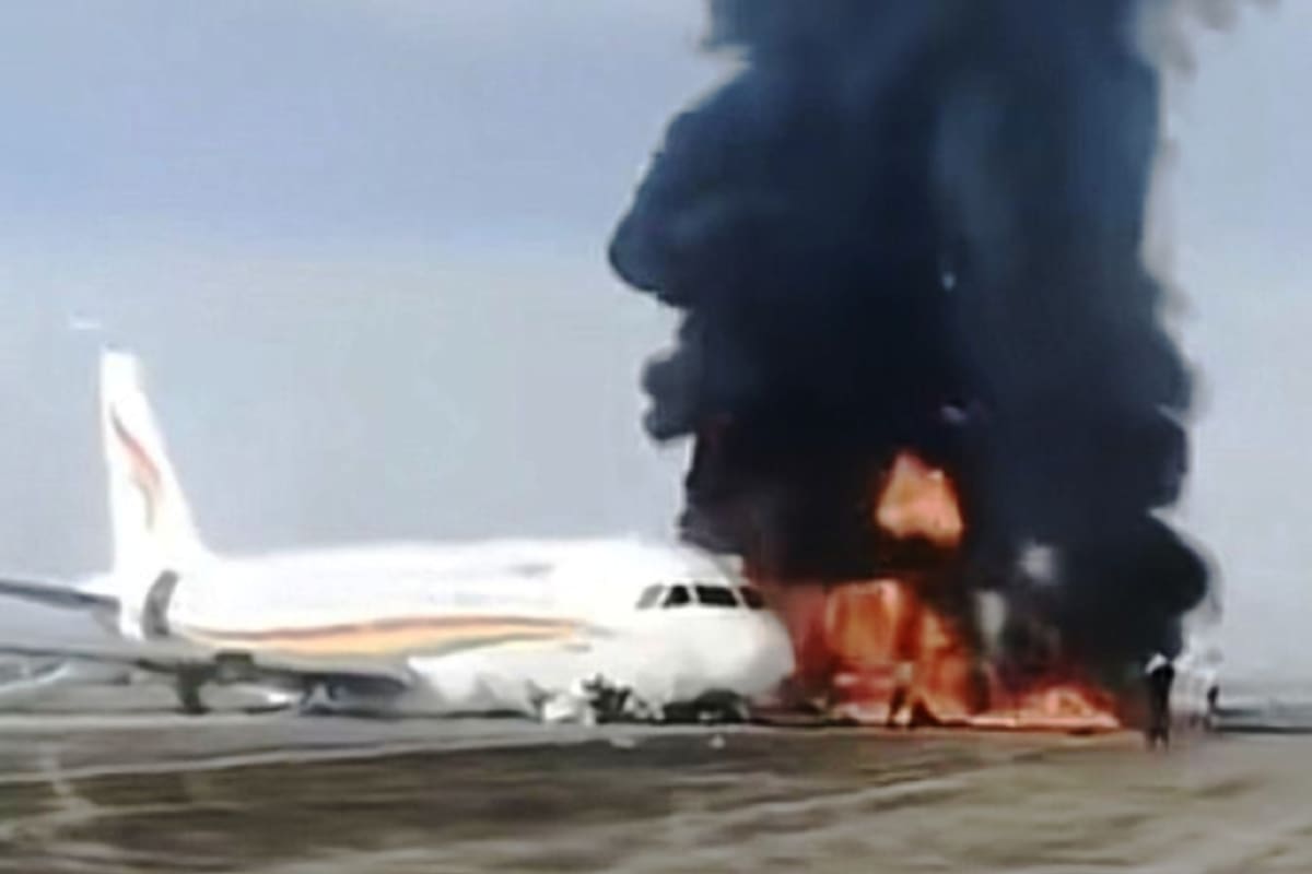 El avión de Tibet Airlines en el aeropuerto de Chongqing prendiéndose fuego