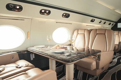 El avión ejecutivo ofrece los más altos estándares de comodidades y servicios para los pasajeros