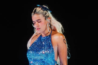 El avión en el que iba la cantante Karol G aterrizó de emergencia en el aeropuerto de Van Nuys