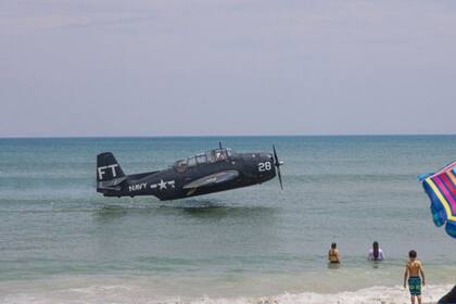 El avión es un Avenger de la Segunda Guerra Mundial