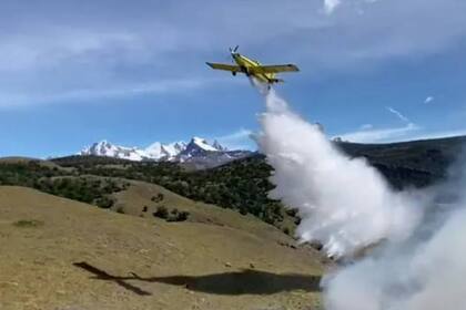 El avión hidrante, en pleno trabajo en el Cerro Huemul