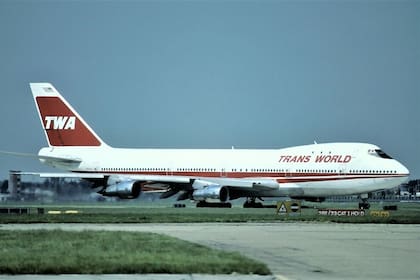 El avión, identificado con la matrícula N93119, fue fabricado por Boeing en julio de 1971 y adquirido nuevo por TWA. A lo largo de su vida operativa, acumuló 16.869 vuelos.
