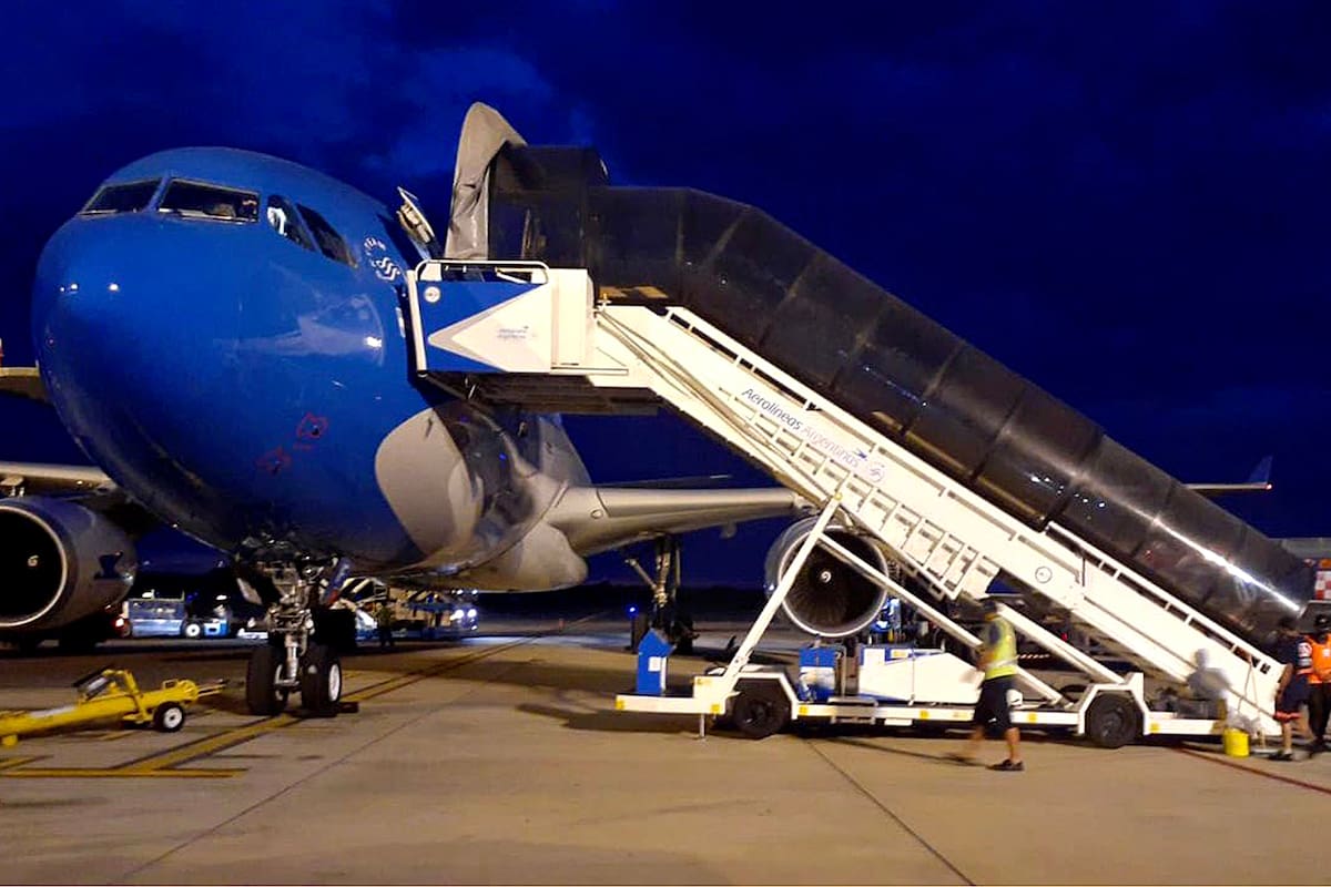 El avión listo para volar con destino a la ciudad de Moscú, que traerá al país nuevas dosis de la vacuna Sputnik V
