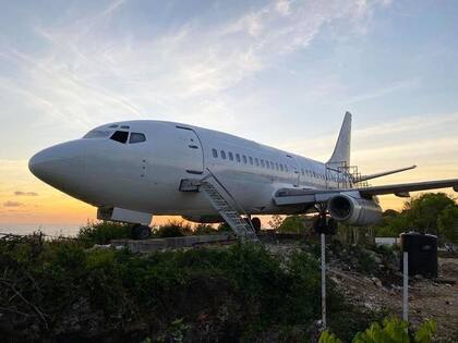 El avión lo ubicaron en un acantilado para optimizar vistas y confort