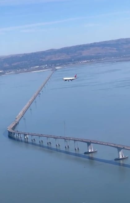 El avión parecía estar inmóvil