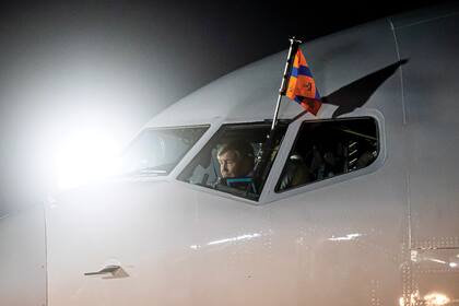 El avión PH-GOV, piloteado por el mismísimo rey Guillermo, aterriza en el aeropuerto de Nairobi, Kenia, el 17 de marzo.