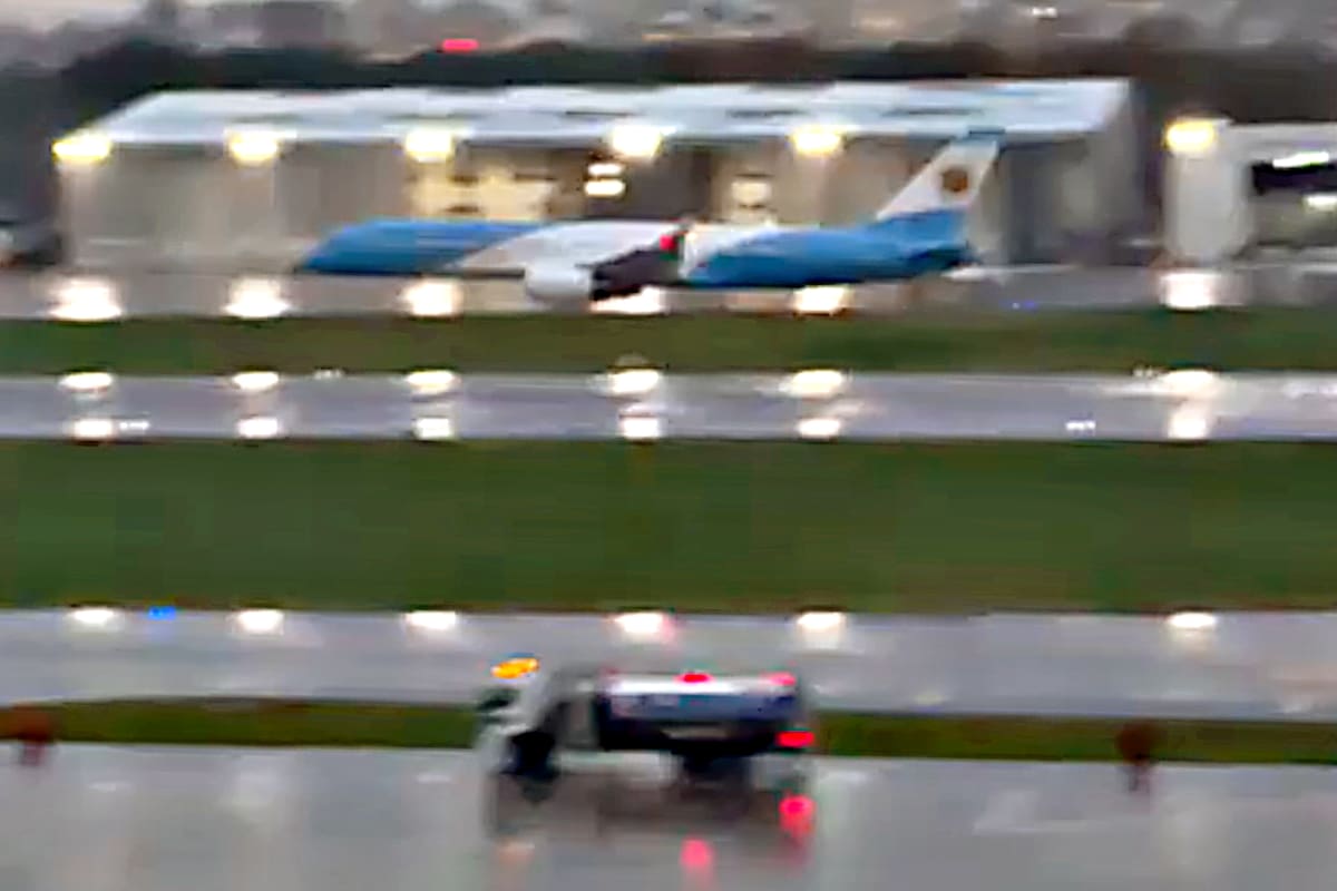 El avión presidencial durante el vuelo sobre Aeroparque