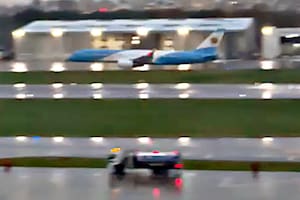 El avión presidencial durante el vuelo sobre Aeroparque