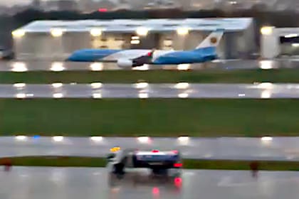 El avión presidencial durante el vuelo sobre Aeroparque