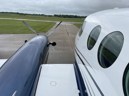 El avión privado debió aterrizar de emergencias en el aeropuerto Meadows Field en Bakersfield, California