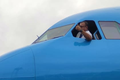 El avión que buscará a los argentinos en Miami salió esta mañana