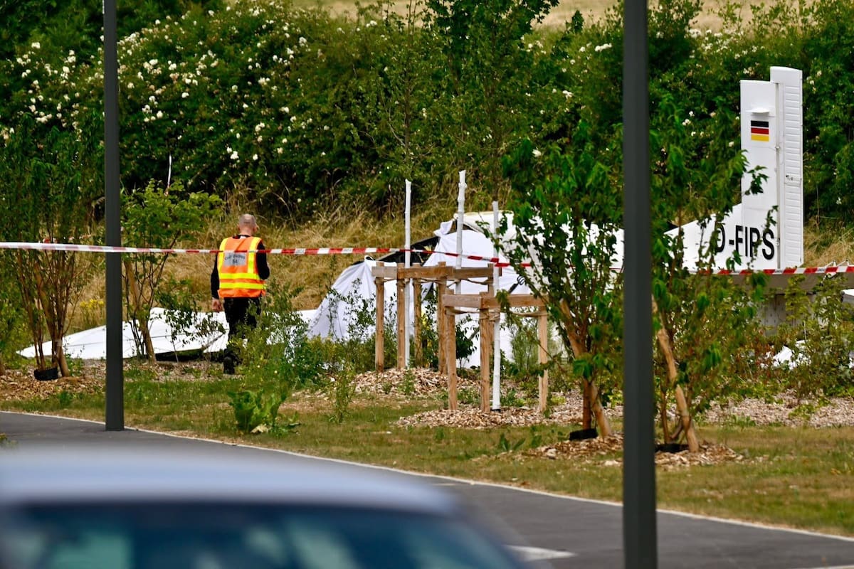El avión que cayó en el noroeste de Francia y en el que iban 11 personas