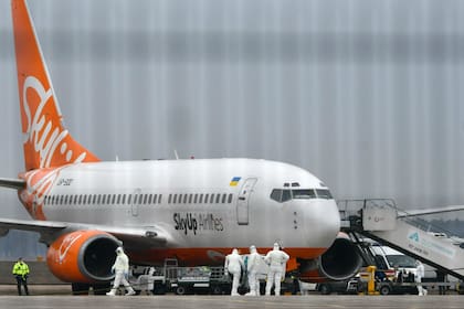 El avión que evacuó a ocho argentinos y otras 64 personas de Wuhan aterrizó hoy en Ucrania