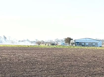 El avión que se estrelló y se prendió fuego.
