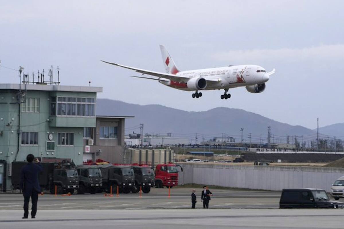 El avión que transporta la llama olímpica