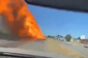 El avión quedó hecho una bola de fuego