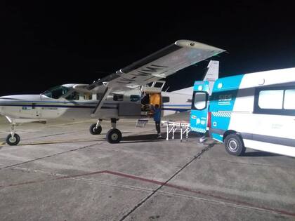 El avión sanitario que trasladó al niño de 11 años después del ataque