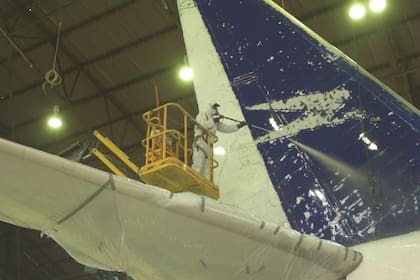 El avión se encuentra en los talleres de Fadea, de donde saldrá con el diseño que usaba la marca en los 80