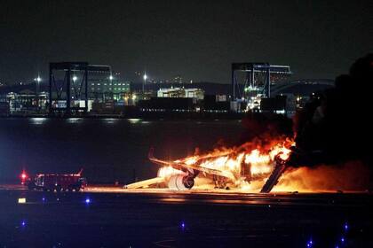 El avión se incendió después de que los pasajeros salieran.