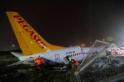 El avión de Pegasus se despistó y partió en Estambul