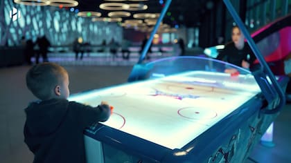 El avión tendrá varios espacios de entretenimiento, como salas de juegos y cines