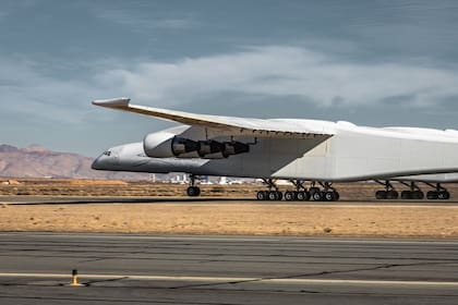 El avión tiene 117 metros de envergadura y usa 28 ruedas para desplazarse en la pista de despegue, de 3,5 km de largo