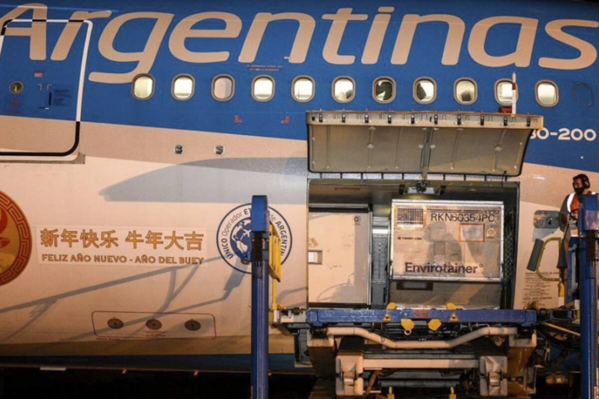 El avión trajo un millón de dosis