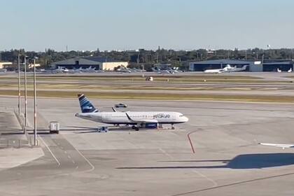 El avión tuvo que aterrizar al menos 15 minutos después de haber despegado