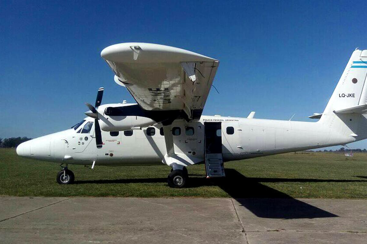 El avión Twin Otter de la Policía Federal en el Aeroclub de Ayacucho, el 12 de agosto