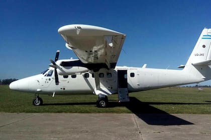 El avión Twin Otter de la Policía Federal en el Aeroclub de Ayacucho, el 12 de agosto