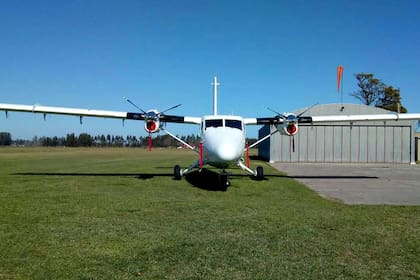 El avión Twin Otter de la Policía Federal en el Aeroclub de Ayacucho, el 12 de agosto
