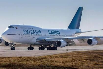 El avión venezolano-iraní de carga que está retenido en Ezeiza; pasó por Paraguay, intentó sin éxito aterrizar en Montevideo y está ahora retenido en Buenos Aires