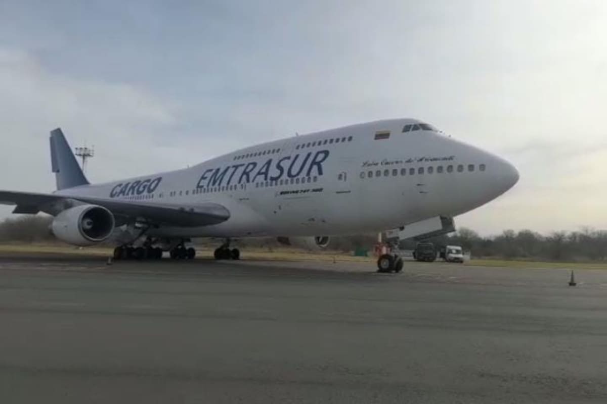 El avión venezolano retenido en Ezeiza en la posición número cinco del aeropuerto