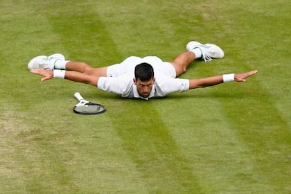 El "avioncito" de Novak Djokovic en Wimbledon: así quedó el serbio tras ganar uno de los puntos del partido ante Jannik Sinner, un passing espectacular.