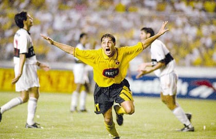 El "avioncito" en los festejos, una marca registrada en Alfaro Moreno; en Barcelona de Guayaquil convirtió 83 goles en 195 partidos; antes, en 1989, fue distinguido con el Olimpia de Plata, el mejor futbolista argentino