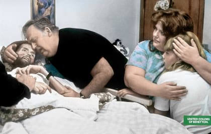 El aviso de Benetton, con la fotografía original coloreada