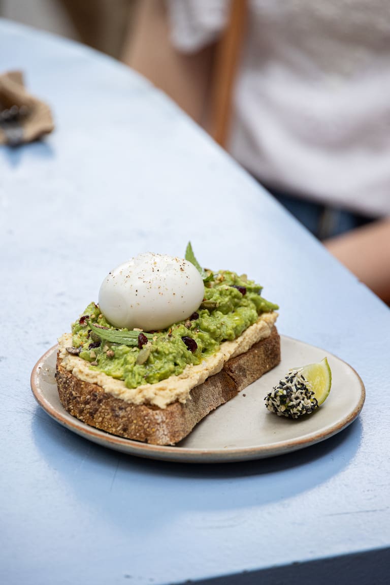 El avocado toast, la tostada con palta, es uno de los hitos de esta gastronomía