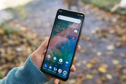 El Axon 20 5G cuenta con un procesador Qualcomm 765G y 8 GB de memoria RAM, acompañado con un almacenamiento interno de 128 GB