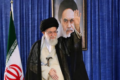 El ayatollah Ali Khamenei publicó un mensaje y la embajada en EE.UU. respondió con una imagen de la película Chicas malas