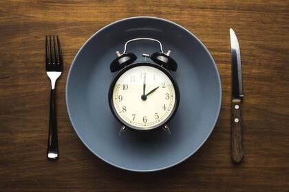 El ayuno intermitente implica alternar entre comer y ayunar durante períodos de tiempo específicos