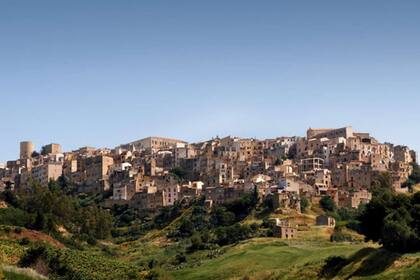 El ayuntamiento realiza esta medida inmobiliaria para detener el despoblamiento del lugar, pero qiuenes compren las viviendas deberán respetar el estilo arquitectónico y patrimonial del pueblo