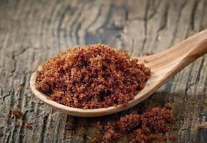 El azúcar mascabado conserva nutrientes esenciales como potasio e hierro, además de ser rico en antioxidantes