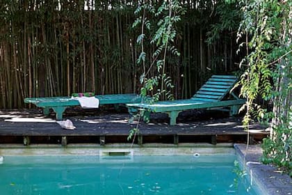 El azul del agua se replica en las reposeras de madera.