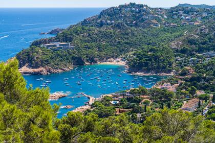 El azul del Mediterráneo en la Costa Brava con sus embarcaciones