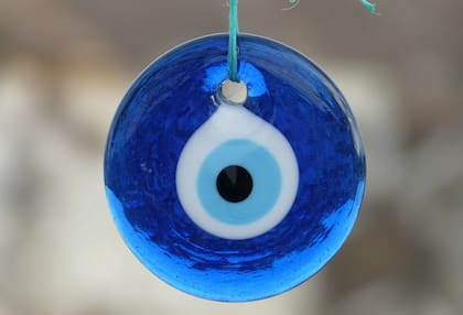 El azul del ojo turco borrará la negatividad de las vidas de las personas de Virgo