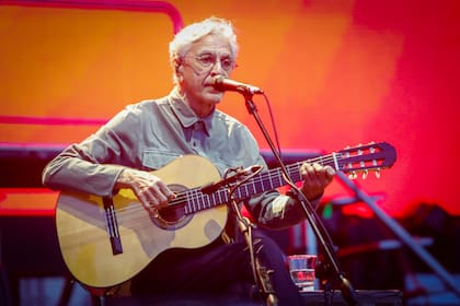 El bahiano presentó a su formación familiar en un concierto lleno de historias y declaraciones de principios